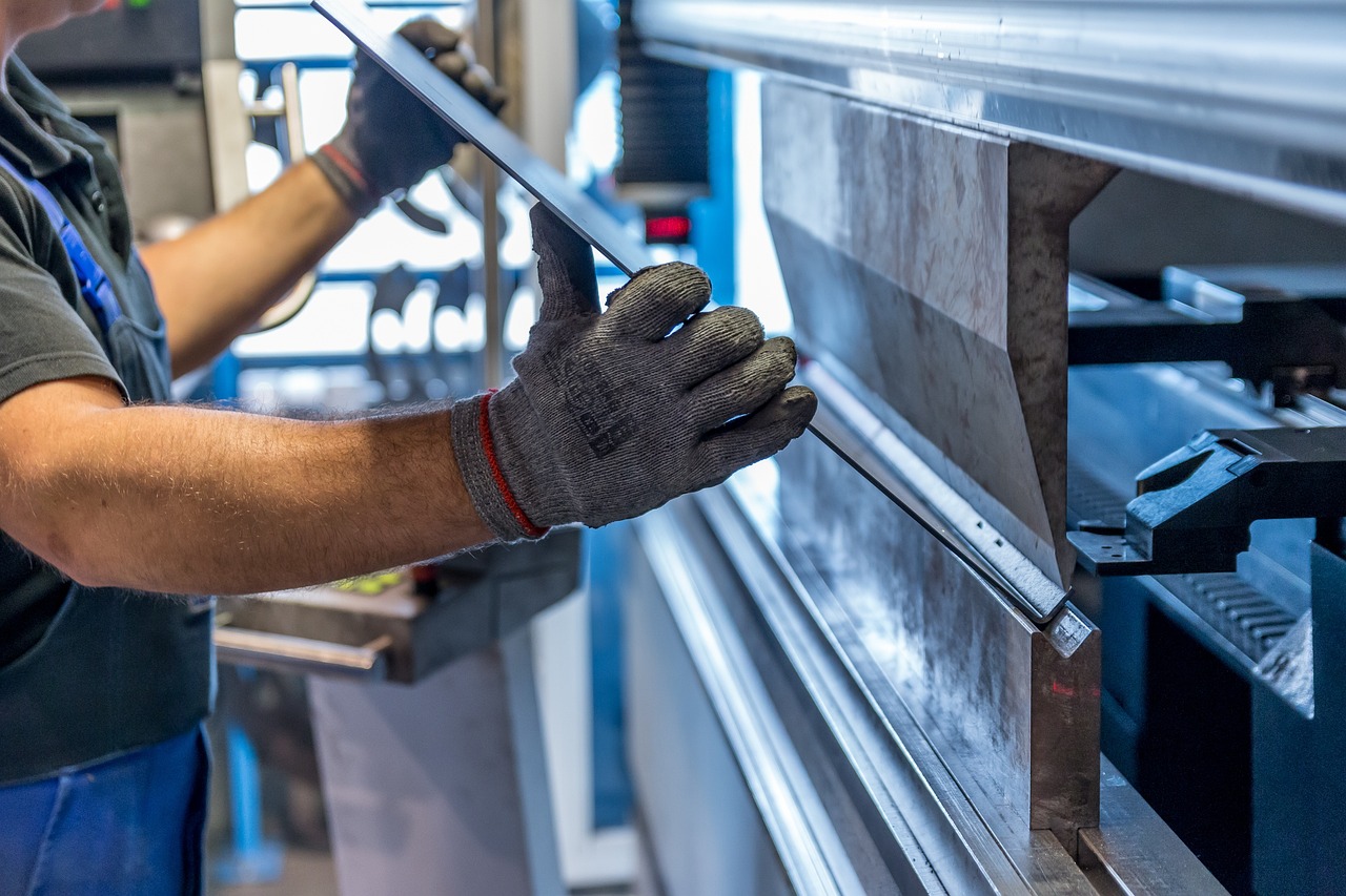 trabajador con planchas de metal